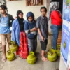 Warga mengantre sambil membawa tabung gas elpiji 3 kg kosong di salah satu pangkalan elpiji di kawasan Jalan Suryani, Kota Bandung, Senin (3/1). Foto: Dimas Rachmatsyah / Jabar Ekspres