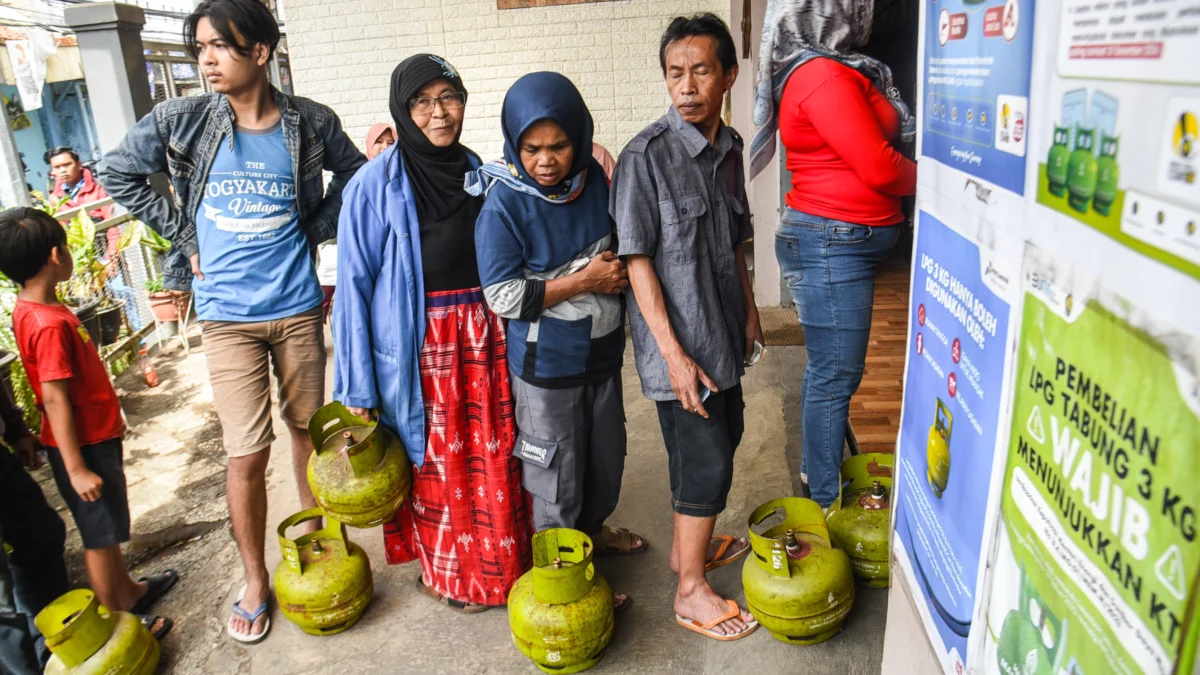 Warga mengantre sambil membawa tabung gas elpiji 3 kg kosong di salah satu pangkalan elpiji di kawasan Jalan Suryani, Kota Bandung, Senin (3/1). Foto: Dimas Rachmatsyah / Jabar Ekspres