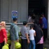 Ilustrasi pembelian gas LPG 3 Kg, di Warung Muncang, Bandung Kulon, Kota Bandung, Senin (3/2). (DOK. Jabar Ekspres)
