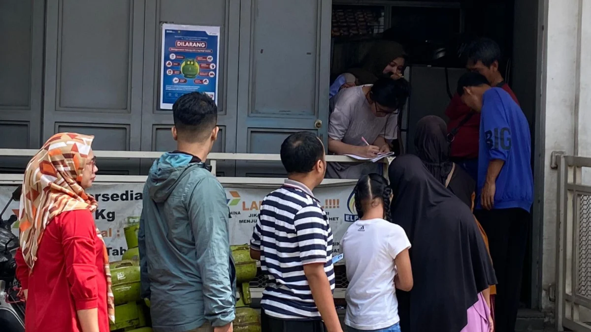 Terkait Kebijakan Baru Pembelian LPG 3 Kg, Masyarakat: Jadi Ribet! Ilustrasi pembelian gas LPG 3 Kg, di Warung Muncang, Bandung Kulon, Kota Bandung, Senin (3/2). (DOK. Jabar Ekspres)