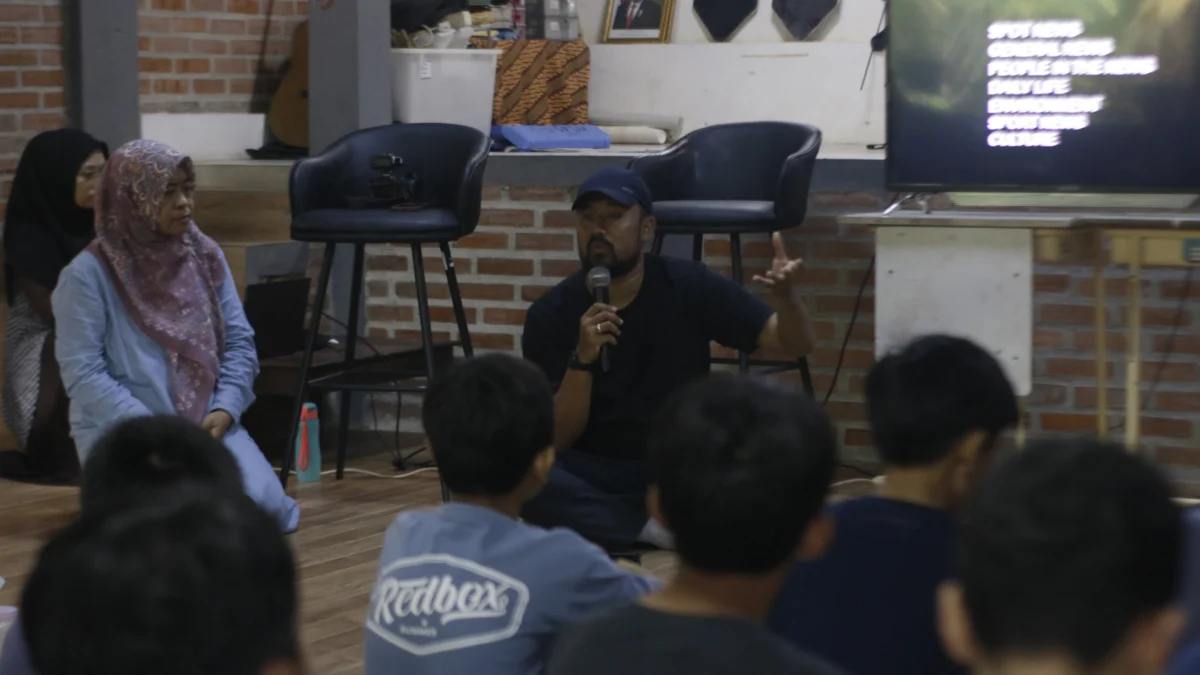 PFI Bogor Goes To School: Ajak Siswa Sekolah Alam Belajar Fotografi Para siswa Sekolah Alam Bogor saat mengikuti kegiatan PFI Bogor Go to School. (Sandika / Jabar Ekspres)