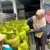 Ilustrasi warga tengah berburu LPG 3 kg di pangkalan resmi. (Dok. Jabar Ekspres)