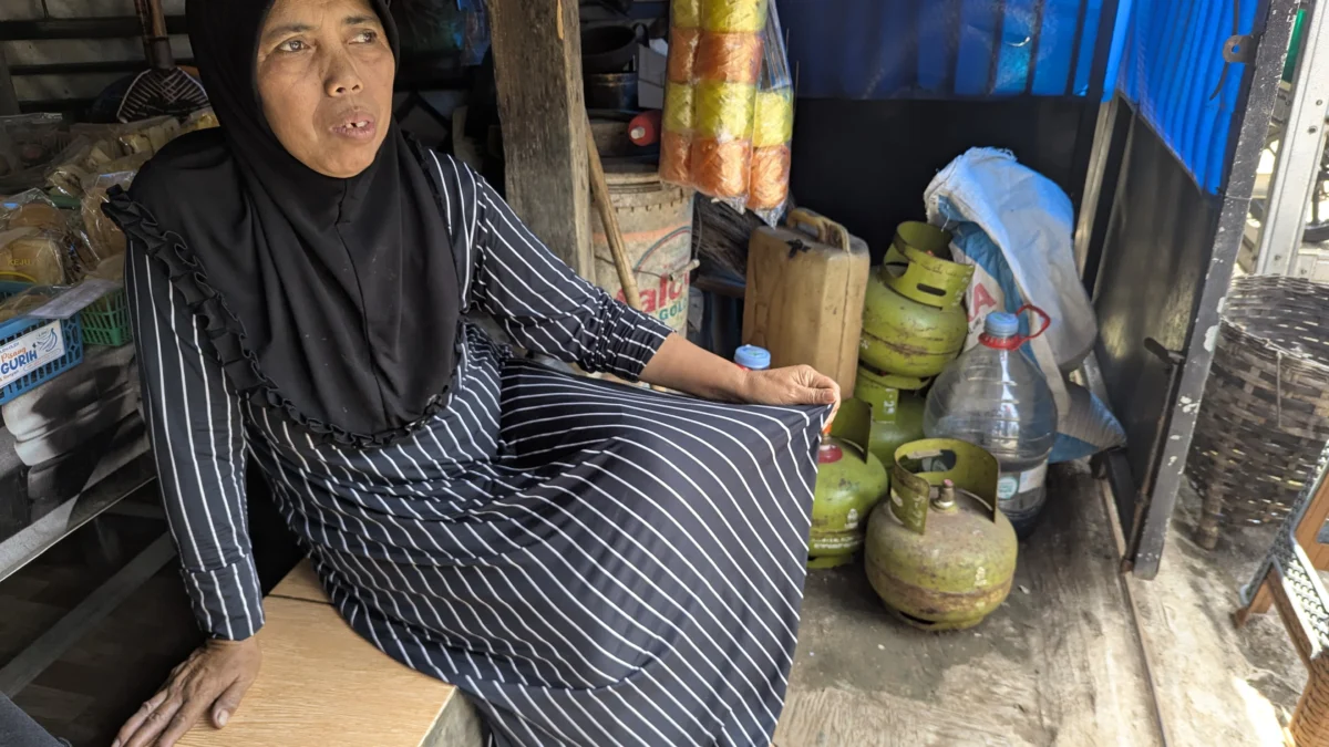 Saonah (58) tahun, pedagang eceran gas Elpiji 3 kilogram kehilangan tabung karena ulah pencuri yang beraksi pada siang bolong, Senin 3 Februari 2025. (Cecep Herdi/Jabar Ekspres)