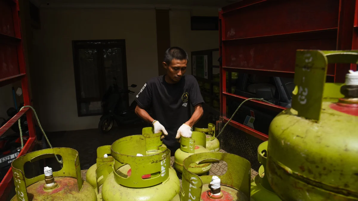 Terkait Langkanya LPG 3 Kg, Dinas ESDM Jabar Sebut Masih Koordinasi dengan Kementerian Petugas menurunkan tabung gas elpiji 3 kg dari mobil pikap di salah satu pangkalan elpiji di kawasan Jalan Suryani, Kota Bandung, Senin (3/1). Foto: Dimas Rachmatsyah / Jabar Ekspres