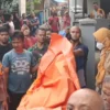 Korban gantung diri saat dievakuasi dari kos-kosan di Kelurahan Maleber, Kecamatan Ciamis, Kabupaten Ciamis, Jawa Barat, Senin 3 Februari 2025. (Cecep Herdi/Jabar Ekspres)