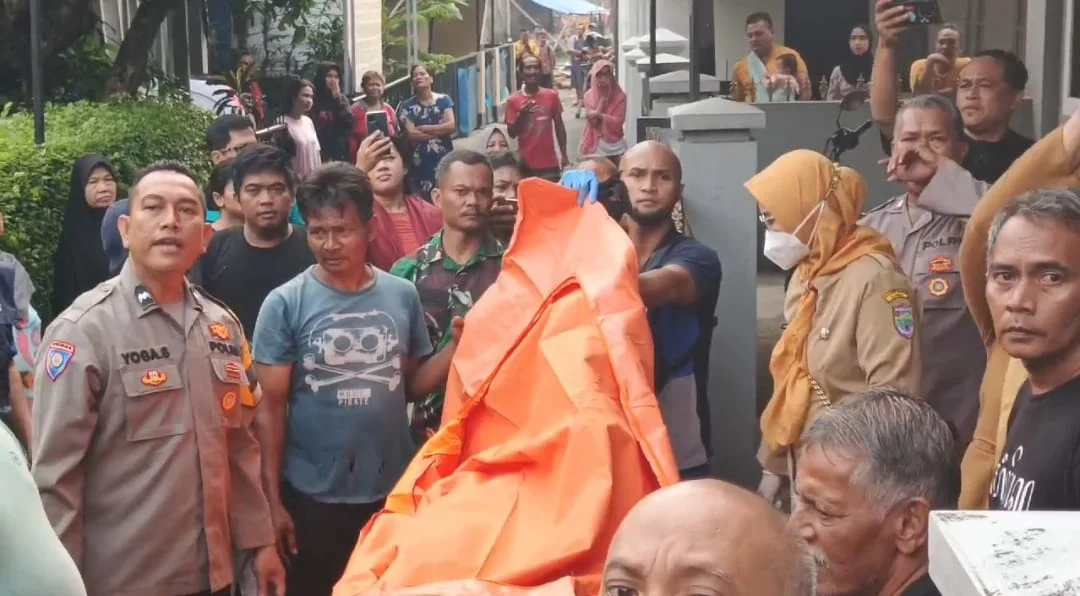 Korban gantung diri saat dievakuasi dari kos-kosan di Kelurahan Maleber, Kecamatan Ciamis, Kabupaten Ciamis, Jawa Barat, Senin 3 Februari 2025. (Cecep Herdi/Jabar Ekspres)