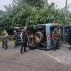 Ist. Sebuah minibus atau elf berplat merah Terguling di Kabupaten Sukabumi. Istimewa.