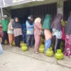 Emak-emak antre beli LPG 3 Kg di Kabupaten Bogor/Sandika Fadilah/Jabar Ekspres/