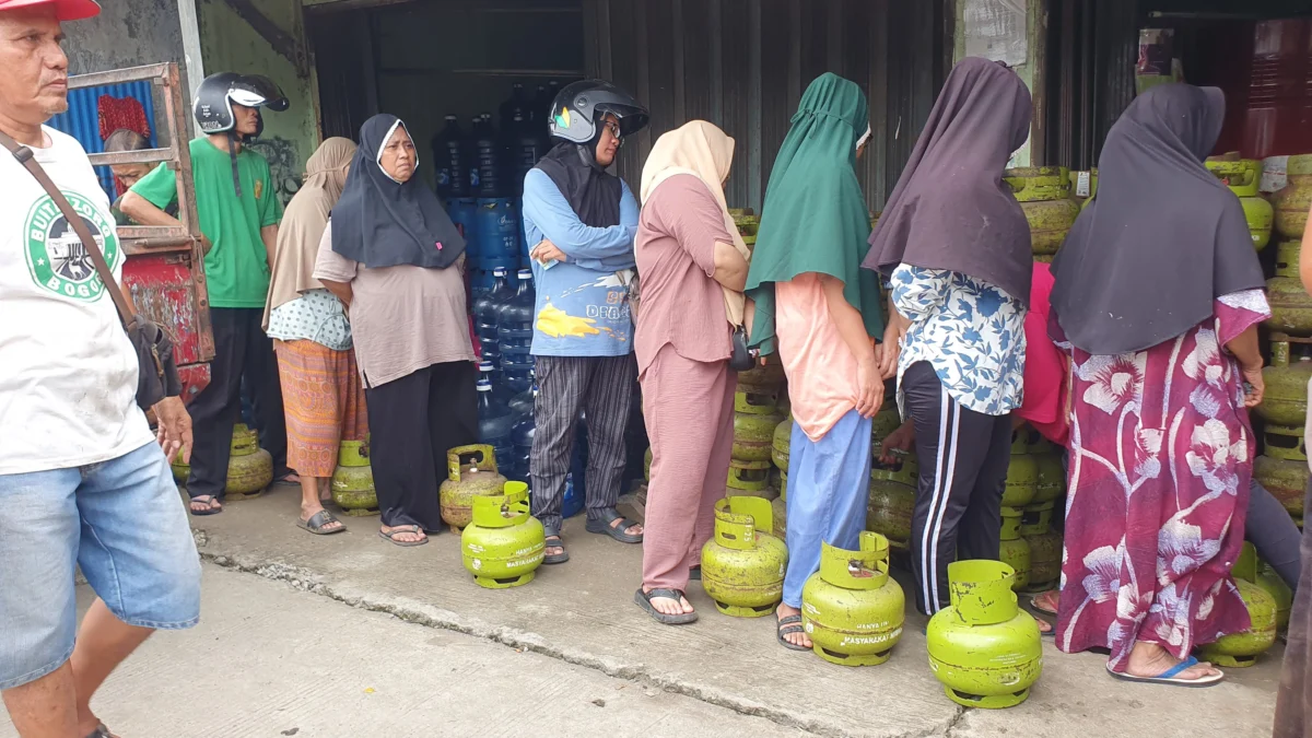 Emak-emak antre beli LPG 3 Kg di Kabupaten Bogor/Sandika Fadilah/Jabar Ekspres/