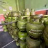 Dalan satu hari, 90 tabung gas di Pangkalan Jalan Raya Panaris Padalarang, Bandung Barat ludes. Senin (3/2). Dok Jabar Ekspres/wit