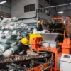 Pekerja mengolah sampah di Tempat Pengolahan Sampah Terpadu (TPST) Tegallega, Kota Bandung, Senin (3/2). Foto: Dimas Rachmatsyah / Jabar Ekspres