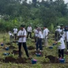 Pemuda pecinta lingkungan asal Desa Padalarang dilibatkan dalam aksi penanaman 65 ribu pohon di tepian Waduk Saguling. Dok Jabar Ekspres/wit