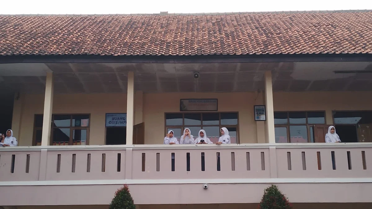 Banyak Ijazah Tertunda, SMA Bina Muda Catat Tunggak Rp1,2 M dari 11 Angkatan Sejumlah siswi SMA Bina Muda sedang beraktivitas usai jam kegiatan belajar mengajar (KBM) selesai, di wilayah Desa Tenjolaya, Kecamatan Cicalengka, Kabupaten Bandung. (Yanuar/Jabar Ekspres