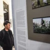 Seorang pengunjung melihat pameran foto bertajuk Sorotan Proyek Strategis Nasional PLTU di Jawa Barat di Gedung Indonesia Menggugat, Kota Bandung, Senin (3/1). Foto: Dimas Rachmatsyah / Jabar Ekspres