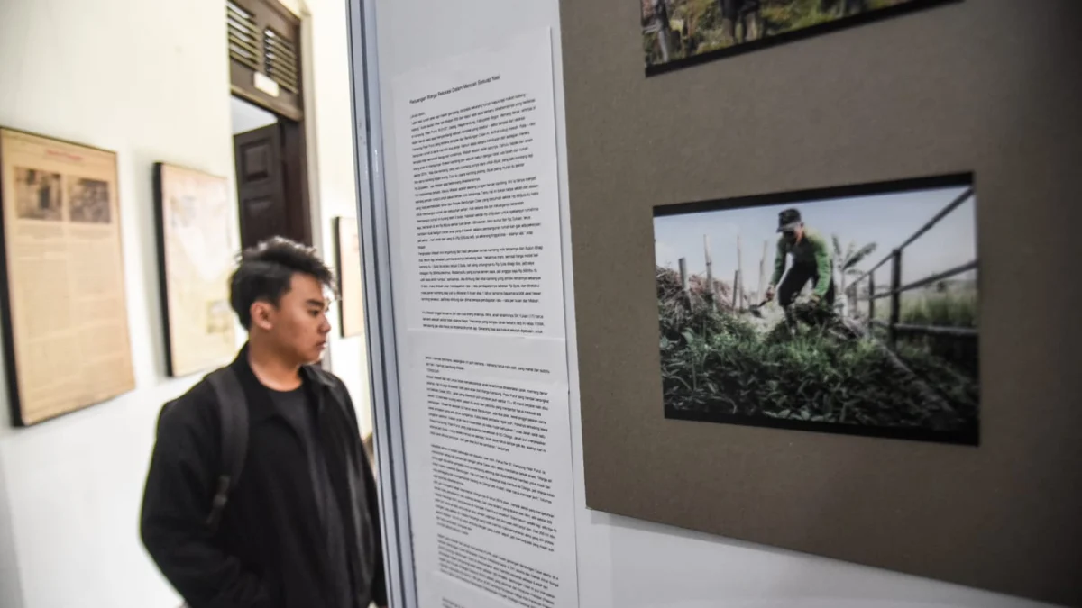 Seorang pengunjung melihat pameran foto bertajuk Sorotan Proyek Strategis Nasional PLTU di Jawa Barat di Gedung Indonesia Menggugat, Kota Bandung, Senin (3/1). Foto: Dimas Rachmatsyah / Jabar Ekspres
