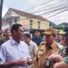 Wamen ESDM Yuliot Tanjung bersama Pj Bupati Bogor Bachril Bakrie saat melakukan peninjauan penjualan LPG 3 kg di Babakan Madang, Kabupaten Bogor, Selasa (4/2).