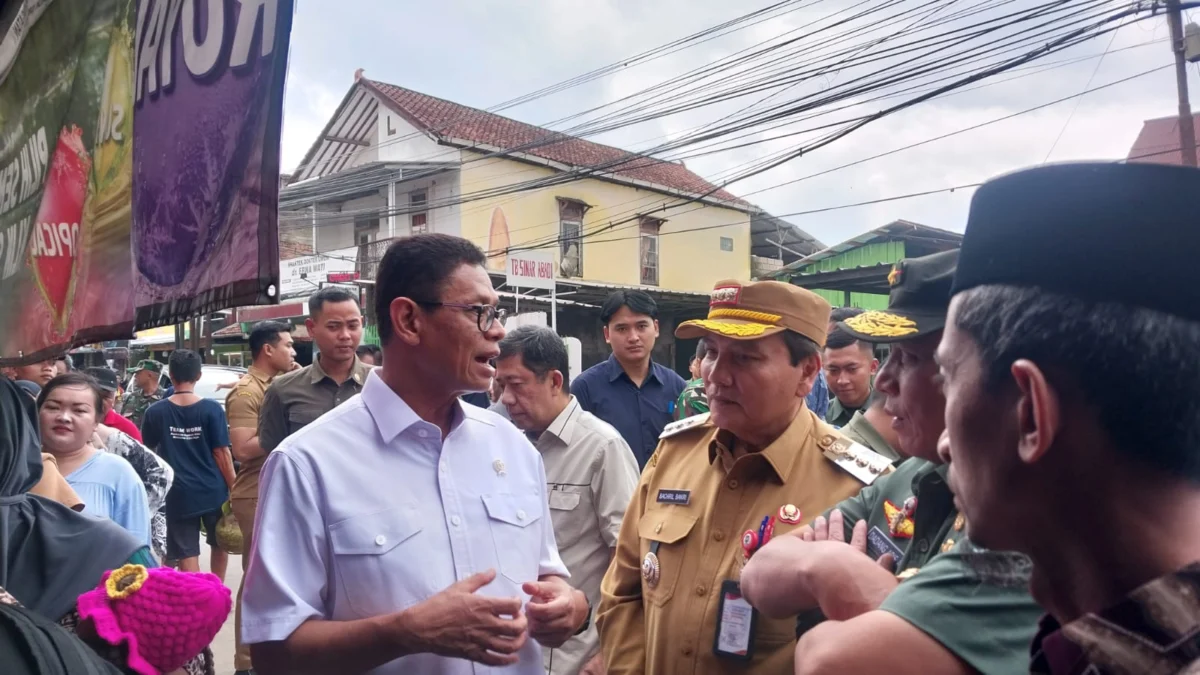 Wamen ESDM Yuliot Tanjung bersama Pj Bupati Bogor Bachril Bakrie saat melakukan peninjauan penjualan LPG 3 kg di Babakan Madang, Kabupaten Bogor, Selasa (4/2).