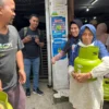 Warga Lansia yang Ikut Mengantre Gas LPG 3 Kg di Salah Satu Pangkalan, Jalan Terusan Kota Cimahi (Mong / Jabar Ekspres)