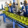 Petugas saat mengisi tabung gas elpiji di Stasiun Pengisian Bulk Elpiji (SPBE) Padalarang, Bandung Barat. Dok Humas PT Pertamina Patra Niaga Padalarang.