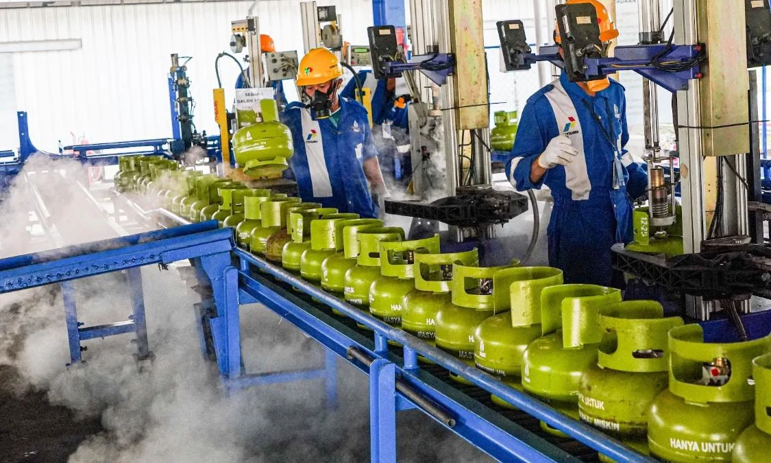 Petugas saat mengisi tabung gas elpiji di Stasiun Pengisian Bulk Elpiji (SPBE) Padalarang, Bandung Barat. Dok Humas PT Pertamina Patra Niaga Padalarang.