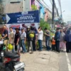 Sejumlah Warga Saat Mengantre Gas LPG 3 kilogram di Pangkalan Hasan, Jalan Pesantren Kota Cimahi (mong)