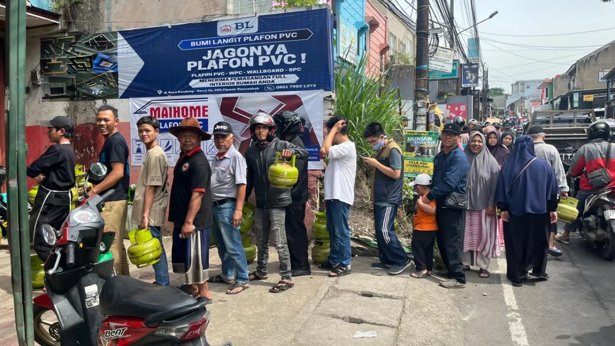 Sejumlah Warga Saat Mengantre Gas LPG 3 kilogram di Pangkalan Hasan, Jalan Pesantren Kota Cimahi (mong)