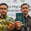 Pekerja migran Indonesia (PMI) menunjukkan paspor dan pin sesudah pelepasan di Aula Gedung Sate, Kota Bandung, Selasa (4/1). Foto: Dimas Rachmatsyah / Jabar Ekspres