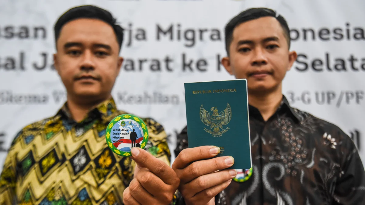 Pemprov Jabar Kirim 14 Pekerja Migran Indonesia ke Korea Selatan Pekerja migran Indonesia (PMI) menunjukkan paspor dan pin sesudah pelepasan di Aula Gedung Sate, Kota Bandung, Selasa (4/1). Foto: Dimas Rachmatsyah / Jabar Ekspres