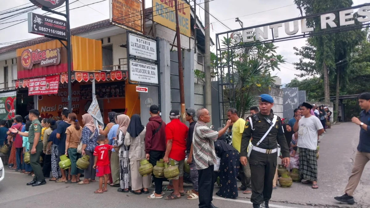 Warga Babakan Madang saat mengantre untuk membeli gas elpiji 3 Kg, Kabupaten Bogor, Selasa (4/2). Foto: Regi