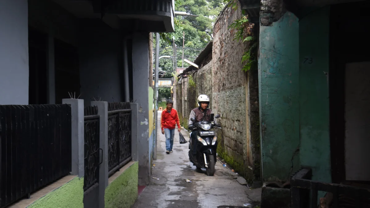 Dinkes Kota Bandung: Belum Ada Laporan Kasus Chikungunya di Gang Karyamas Seorang pengendara motor melintas di Gang Karyamas l, Kota Bandung, Selasa (4/2). Foto: Dimas Rachmatsyah / Jabar Ekspres