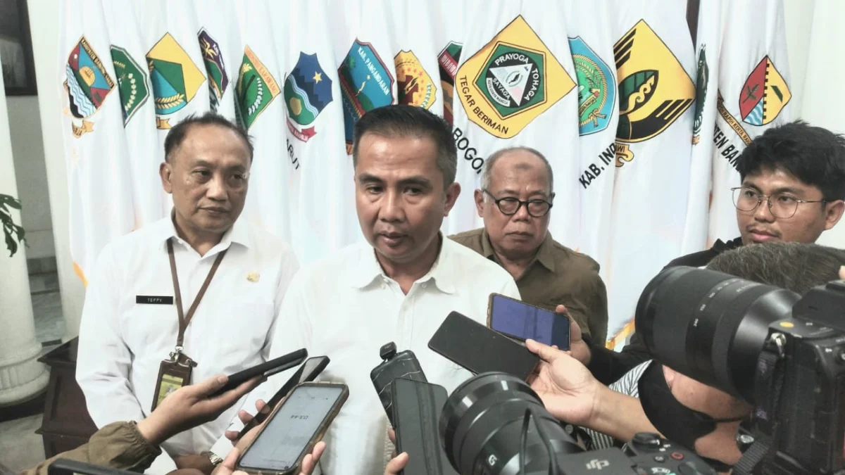 Pj Gubernur Jabar Bey Triadi Machmudin saat menjabarkan progres efisiensi anggaran, Selasa (4/2).