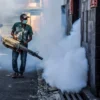 Ilustrasi: Petugas melakukan pengasapan fogging di salah satu komplek di Kota Bandung beberapa waktu lalu. Foto: Dimas Rachmatsyah / Jabar Ekspres