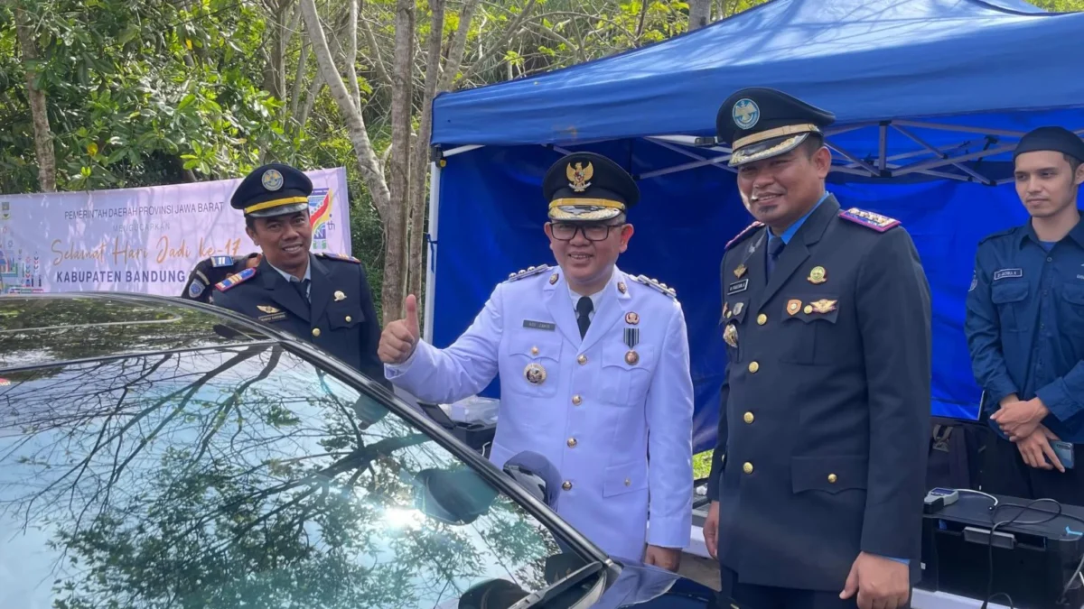 Pj Bupati Bandung Barat, Ade Zakir didampingi Kepala Dishub, Fauzan Azima saat meninjau lokasi parkir di Perkantoran Pemda KBB beberapa waktu lalu. Dok Jabar Ekspres/wit