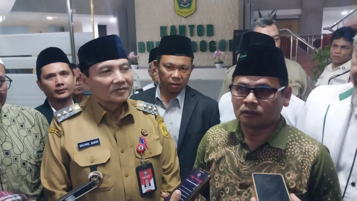 Pj Bupati Bogor Bachril Bakri saat memberikan keterangan pers seusai melakukan pertemuan di Kantor Bupati Bogor, Selasa (4/2) malam. Foto : Regi