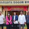 Vina Yuliani, Mantan Caleg di Kota Bogor jadi Korban Penganiayaan dan Ancaman Korban penganiayaan dan ancaman, Vina Yuliani bersama Tim Kuasa Hukum SKJ Law Firm. (Yudha Prananda / Jabar Ekspres)