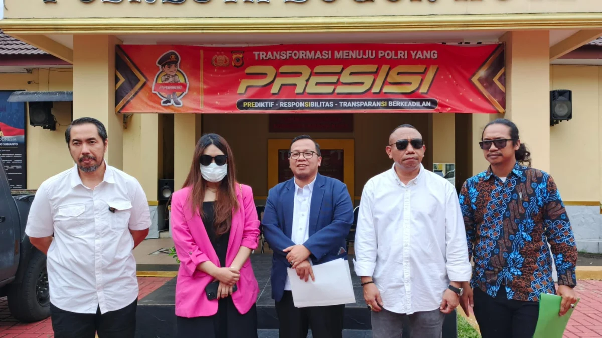 Korban penganiayaan dan ancaman, Vina Yuliani bersama Tim Kuasa Hukum SKJ Law Firm. (Yudha Prananda / Jabar Ekspres)