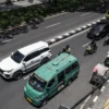 Transportasi publik angkot melintas di Jalan Soekarno Hatta, Kota Bandung, Rabu (5/2). Foto: Dimas Rachmatsyah / Jabar Ekspres