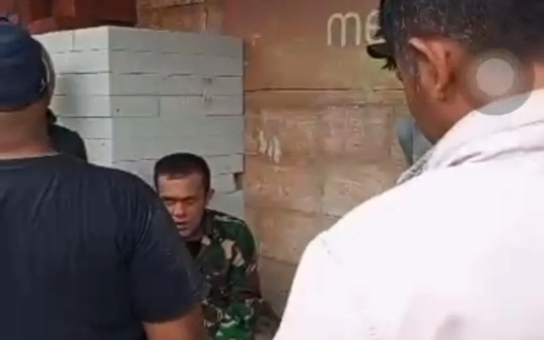 Oknum yang Menyamar Sebagai Tentara Saat Diamankan Warga Sekitar (Screenshot Video Warga)