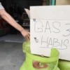 Gas LPG 3 Kg masih kosong di salah satu warung di Jalan Ciwastra, Kota Bandung, Rabu (5/2). Foto: Dimas Rachmatsyah / Jabar Ekspres