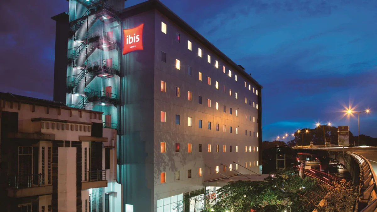 ibis Bandung Pasteur adalah hotel bintang 3 bertaraf internasional yang merupakan bagian jaringan Grup Accor, hotel ini berlokasi di Jalan Dr Djunjunan No. 22 Bandung