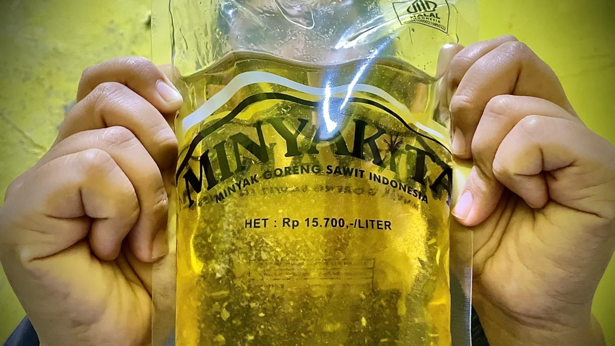 Minyak goreng subsidi pemerintah atau MinyaKita di Bandung Barat dijual di atas HET. Kamis (7/2). Dok Jabar Ekspres/wit