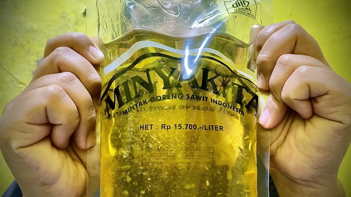 Ilustrasi: Seorang warga menunjukkan kemasan MinyaKita yang dijual melebihi HET. (Dok. Jabar Ekspres)
