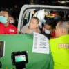 Polresta Bogor Kota proses membawa peti jenazah ke dalam ambulans. (Jabar Ekspres)