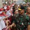 Panglima TNI, Jenderal Agus Subiyanto Didampingi Pj Wali Kota Cimahi, Benny Bachtiar saat Tiba di SDN Pasirkaliki Mandiri 2 (Mong / Jabar Ekspres)