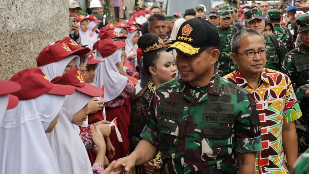 Panglima TNI, Jenderal Agus Subiyanto Didampingi Pj Wali Kota Cimahi, Benny Bachtiar saat Tiba di SDN Pasirkaliki Mandiri 2 (Mong / Jabar Ekspres)