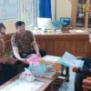 Bidang Pendapatan saat menyerahkan SPPT PBB ke salah satu desa kelurahan di Kota Banjar, Kamis 6 Februari 2025. (Cecep Herdi/Jabar Ekspres)