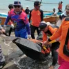 Tim SAR Gabungan saat membawa jenazah korban yang sempat hilang akibat terseret arus di Pantai Masdasari, tepatnya di wilayah Kecamatan Cimekrak, Kabupaten Pangandaran.