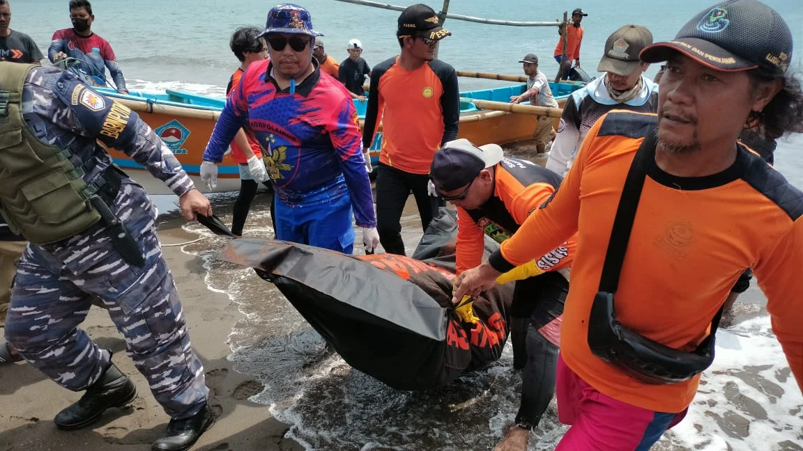 Tim SAR Gabungan saat membawa jenazah korban yang sempat hilang akibat terseret arus di Pantai Masdasari, tepatnya di wilayah Kecamatan Cimekrak, Kabupaten Pangandaran.