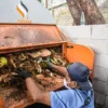 Pekerja mengolah sampah di Tempat Pengolahan Sampah Terpadu (TPST) Kebun Binatang Bandung, Kota Bandung, Kamis (6/2). Foto: Dimas Rachmatsyah / Jabar Ekspres