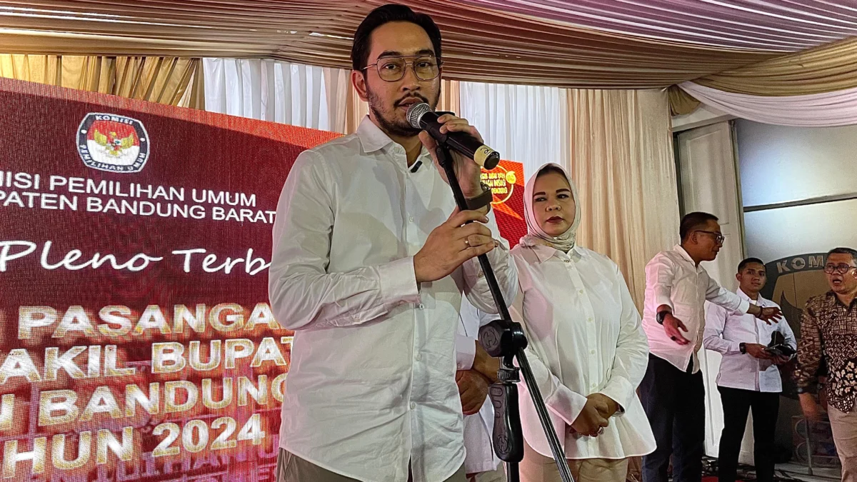 Bupati Bandung Barat terpilih, Jeje Ritchie Ismail usai menghadiri rapat pleno di Skretariat KPU KBB, di Jalan Raya Purwakarta-Padalarang. Kamis (6/2). Dok Jabar Ekspres/Suwitno/